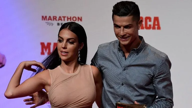 Cristiano Ronaldo Resmi Bertunangan dengan Georgina Rodriguez